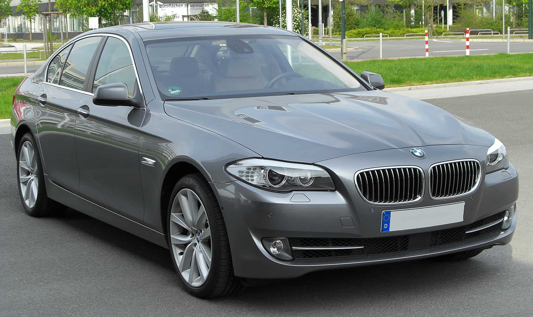 Stuki w BMW na zakrętach