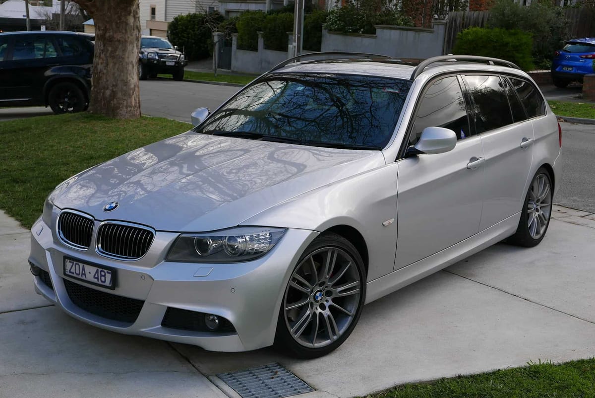 Do you need to back up the power when replacing the battery in a BMW E91?