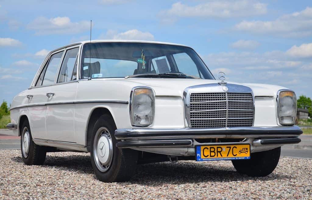 Mercedes-Benz_W115_220D_(1973)