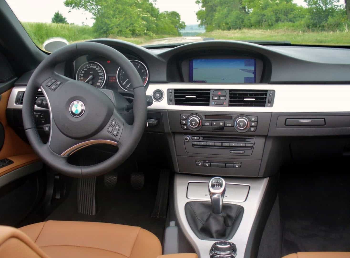 trzeszczenie radia bmw