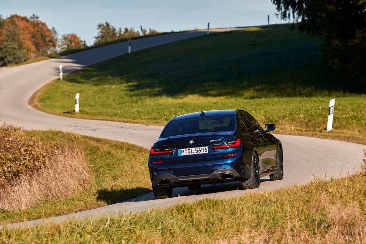 Stuki w BMW na zakrętach